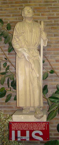 Fotografia de la figura de St. Ignasi que hi ha a la entrada de la parroquia